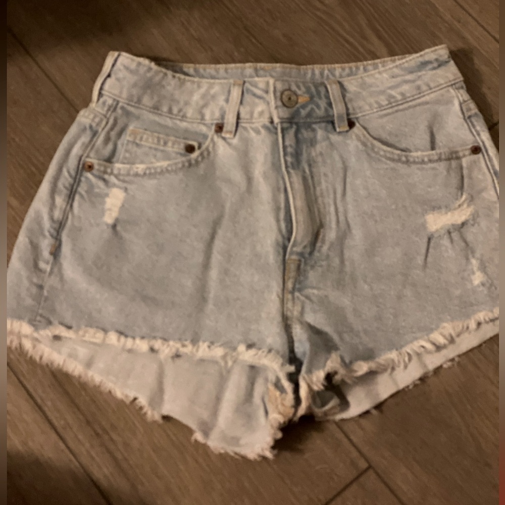 TRENDY HIGH WAISTED JEAN SHORTS. WOMENS SIZE 4.